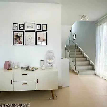 Nice Nordic Style 8 Min From The Beach. *
